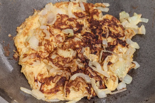 Gotowania omlet z gorącym oleju na patelni — Zdjęcie stockowe