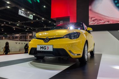 Sarı Mg3 akıllı görünümlü küçük bir araba