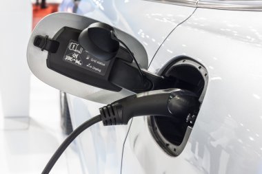 Dock Porsche evrensel şarj cihazı ile şarj