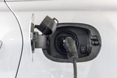 Dock Porsche evrensel şarj cihazı ile şarj