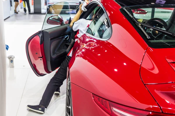 Worker cleaning inside  Porsche 911 Carrera 4 GTS — Stock Photo, Image