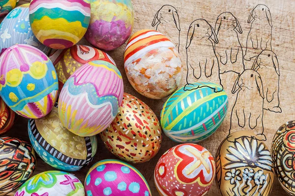 Renkli Paskalya yortusu yumurta kümesiyle çizim tavşan — Stok fotoğraf