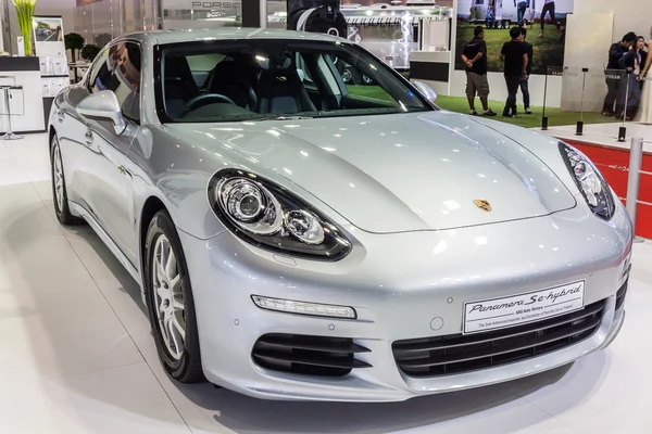 Porsche Panamera se Hybrid, ein Plug-in-Hybrid, der viel verspricht — Stockfoto