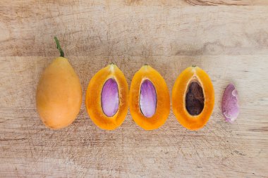 Tatlı Marian Erik Tay meyve ve tohum içinde göstererek fizyon