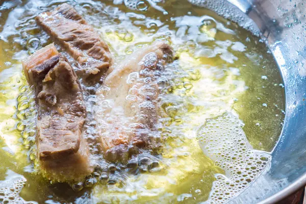 Fritar carne de porco crocante em óleo quente — Fotografia de Stock