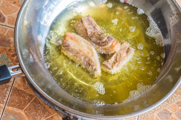 Fritar carne de porco crocante em óleo quente — Fotografia de Stock