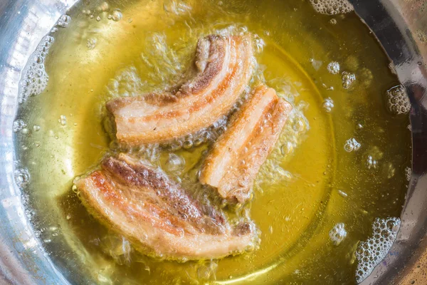 Fritar carne de porco crocante em óleo quente — Fotografia de Stock