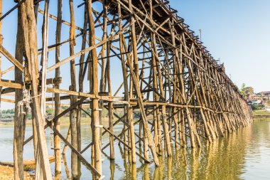 Dağ ve gökyüzü manzaralı rezervuar yakın bambu köprü