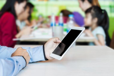 Dijital tablet kullanarak çalışma iş adamı