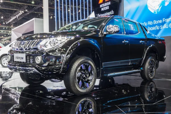 Всі нові Mitsubishi Triton на дисплеї — стокове фото