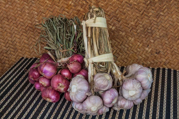 Mazzo di aglio e scalogno — Foto Stock