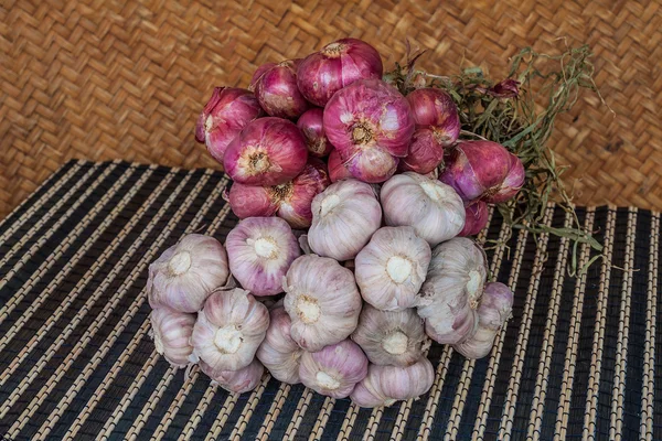 Ramo de ajo y chalota — Foto de Stock