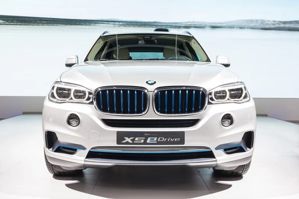 BMW X5 edrive на дисплеї — стокове фото