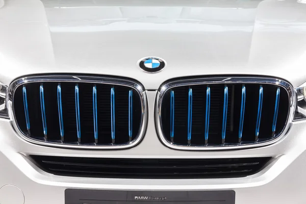 BMW logo at front grill of X5 eDrive — Stock Photo, Image