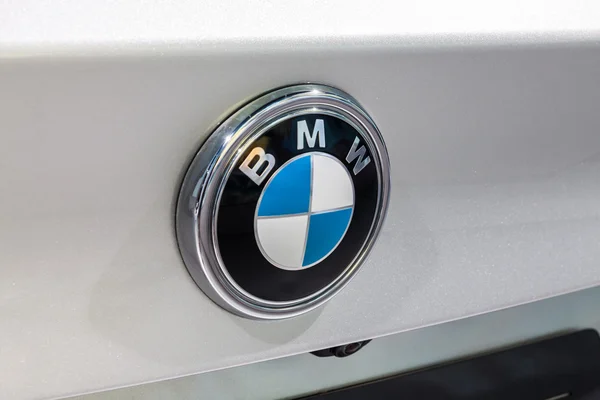 Brand  logo at the bumper of BMW 420i Convertible — Stock Photo, Image