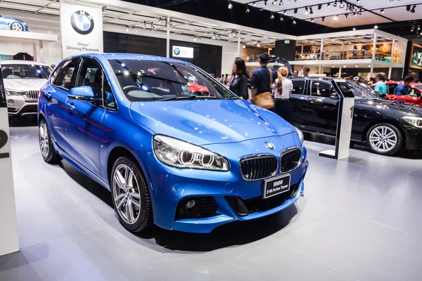 BMW 218i aktív Tourer a kijelzőn — Stock Fotó