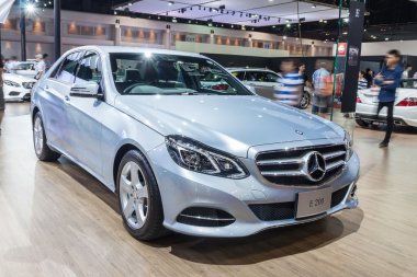 Benz E200 üstünde göstermek