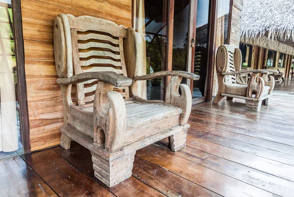 Silla de madera en balsa resort — Foto de Stock