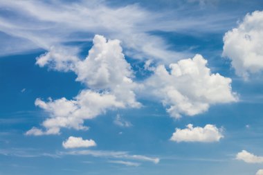 Bulutlu mavi gökyüzü