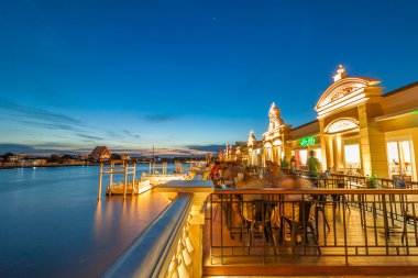 İnsanlar Chaopraya Nehri yakınında restoranda akşam yemeği