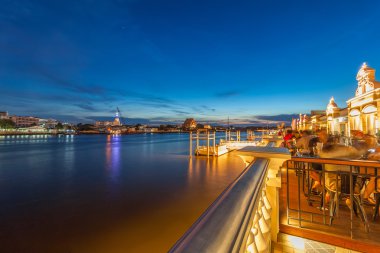 İnsanlar Chaopraya Nehri yakınında restoranda akşam yemeği