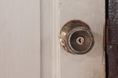 eski ve paslı kapı kolu