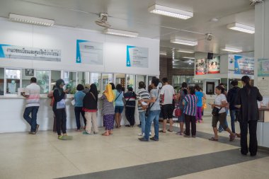 Tıbbi Kayıtlar Bölümü'nde doğrultusunda insanlar stand