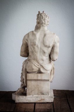 Moses heykelinin arka yüzü