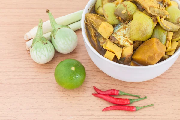 Sopa agria de órganos de pescado, comida tailandesa, en tazón — Foto de Stock