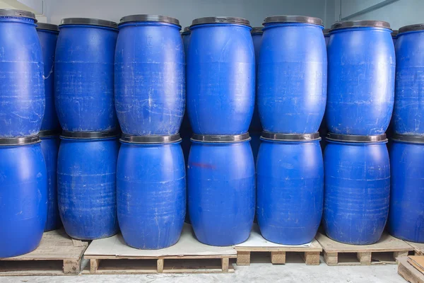 Μπλε πλαστικά βαρέλια περιέχουν χημικά μέσα — Φωτογραφία Αρχείου
