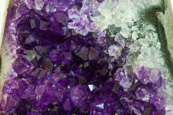 Close-up van Amethyst crystal een semiprecious juweel — Stockfoto