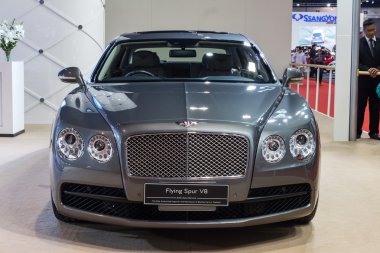 Bentley uçan mahmuz V8 ekranda