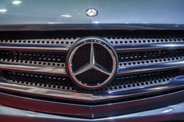 Mercedes-Benz logo at front grill of air stream car — Stock Photo, Image