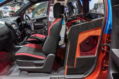 Isuzu araba ses sistemi kapıda