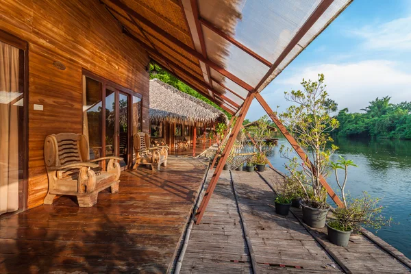 Raft resort på Kwai noi floden — Stockfoto