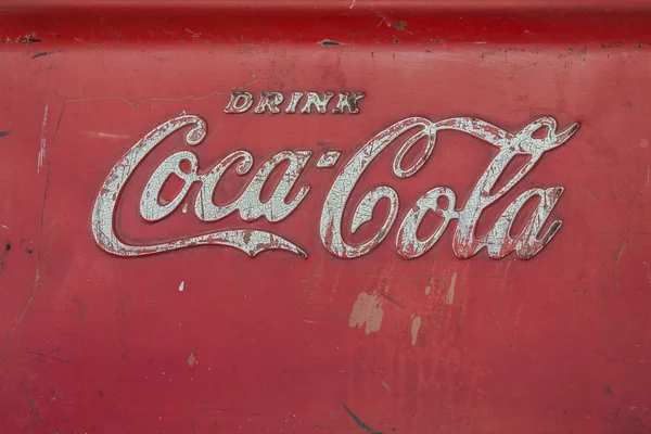 Логотип Old Coca Cola на ведре со льдом — стоковое фото