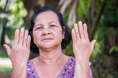 Onu arka taraftan gösterilen eski Taylandlı kadın