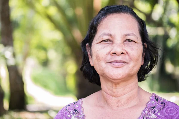 Primer plano retrato de mujer tailandesa — Foto de Stock