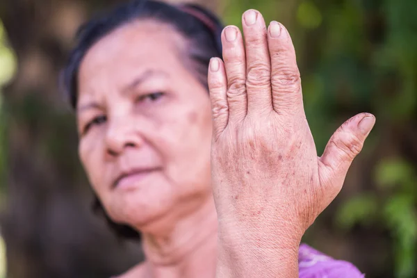 Stary tajski kobieta pokazano jej grzbiet dłoni — Zdjęcie stockowe