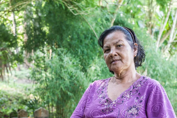 Old thai woman in garden — Stock Photo, Image