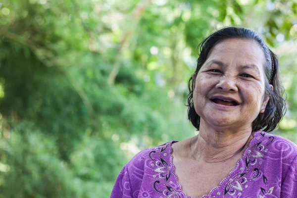 Старая тайская женщина в саду — стоковое фото