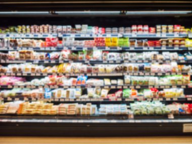 İnsanlar süpermarkette arka plan bulanıklık