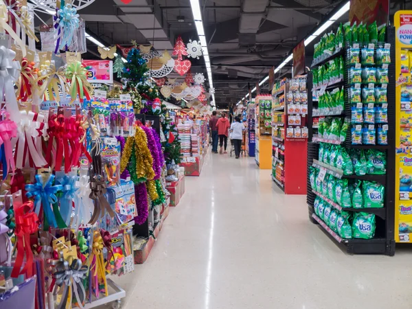 Goederen over winkel schappen en klant in supermarkt, Bangkok — Stockfoto