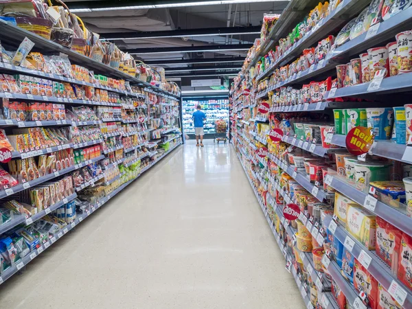 Mallar dükkan raflar ve müşteri süpermarkette, Bangkok