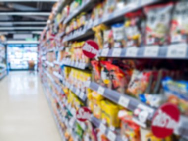 İnsanlar süpermarkette arka plan bulanıklık