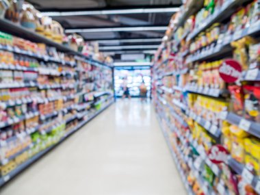 İnsanlar süpermarkette arka plan bulanıklık