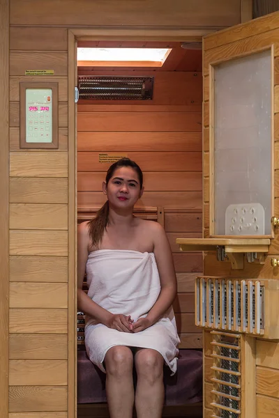 Cabana de sauna infravermelha com mulher tailandesa — Fotografia de Stock