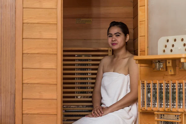 Taylandlı kadın ile kızılötesi sauna kabini