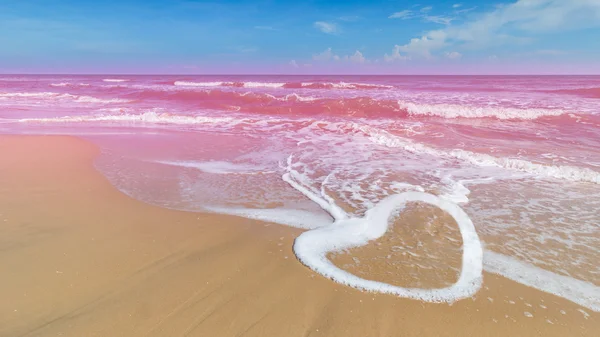 Forma di cuore d'onda con mare rosa — Foto Stock