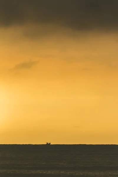Golden Overcast Sky Tiny Boat Hirizon — Stock Photo, Image